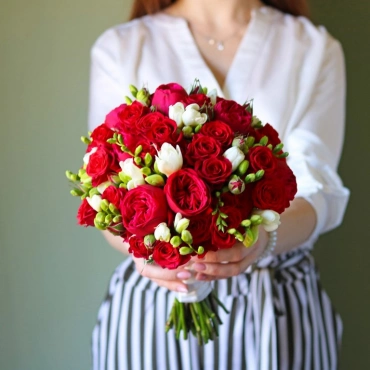 Букет невесты красно-белый