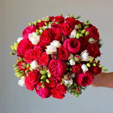 Букет невесты красно-белый