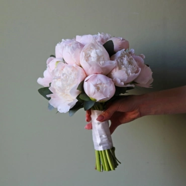 Свадебный букет из нежно-розовых пионов