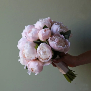 Свадебный букет из нежно-розовых пионов