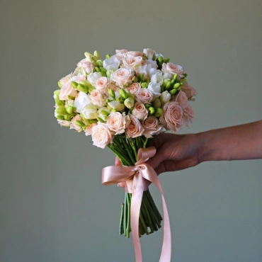 Букет невесты бежевый с белым