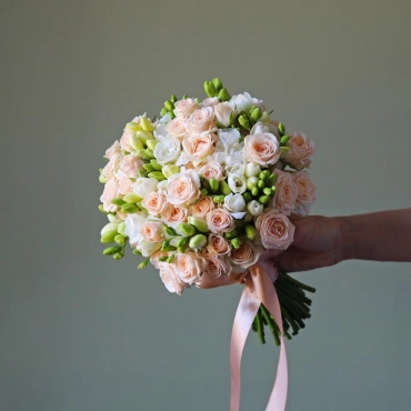 Букет невесты бежевый с белым