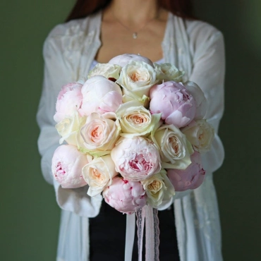 Букет невесты из пионов и пионовидных роз
