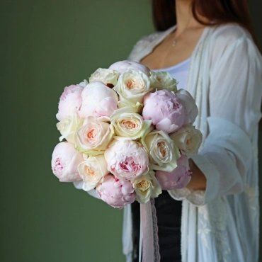 Букет невесты из пионов и пионовидных роз