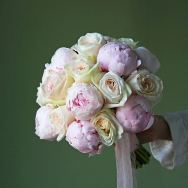 Букет невесты из пионов и пионовидных роз