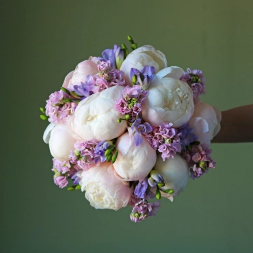 Букет невесты из пионов и фрезий