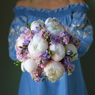 Букет невесты из пионов и фрезий