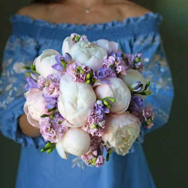 Букет невесты из пионов и фрезий