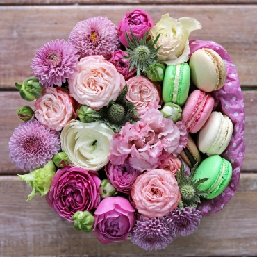 Цветочная композиция с пирожными в круглой коробочке