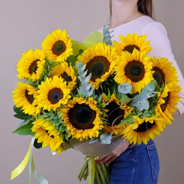 Букет из подсолнухов с зеленью