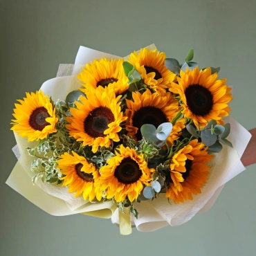 Букет из подсолнухов с зеленью