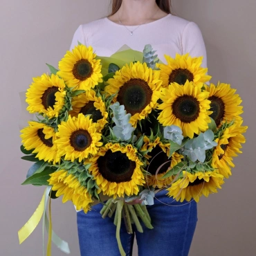 Букет из подсолнухов с зеленью