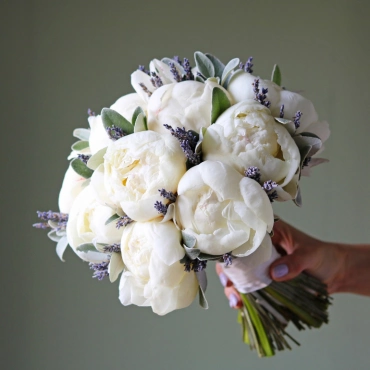 Букет невесты из белых пионов и лаванды