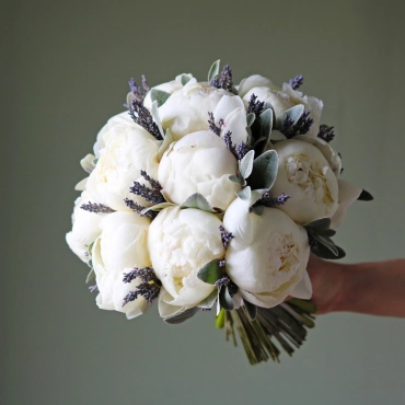 Букет невесты из белых пионов и лаванды
