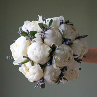 Букет невесты из белых пионов и лаванды