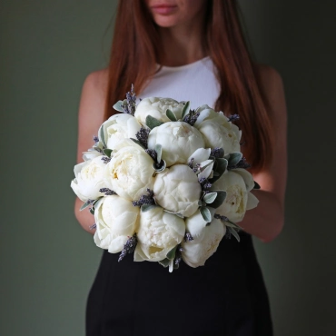Букет невесты из белых пионов и лаванды
