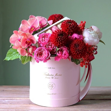 Цветы с пирожными в шляпной коробке