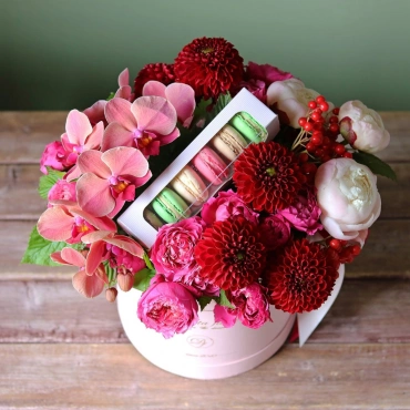 Цветы с пирожными в шляпной коробке