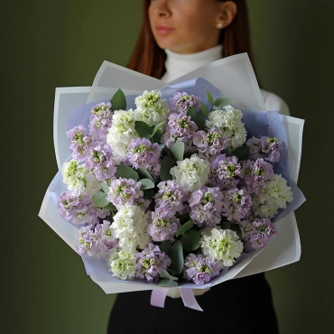 Белая и лавандовая маттиола букет