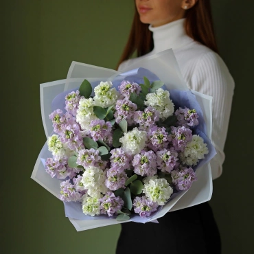 Белая и лавандовая маттиола букет