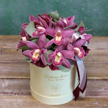 Орхидея в бежевой коробке