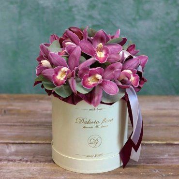 Орхидея в бежевой коробке