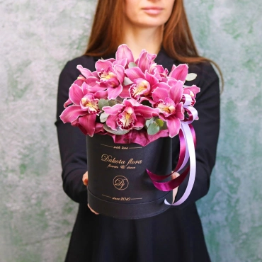 Фиолетовая орхидея в коробке