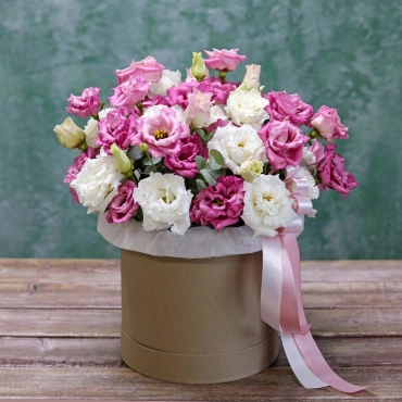 Белая и розовая эустома в коробке