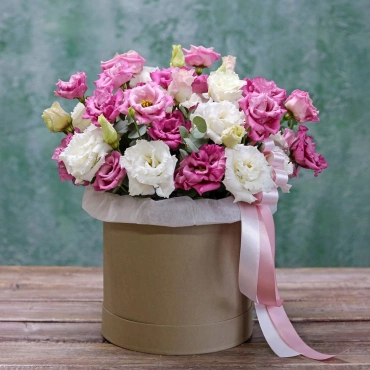 Белая и розовая эустома в коробке