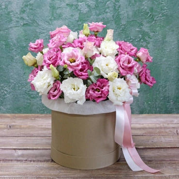 Белая и розовая эустома в коробке