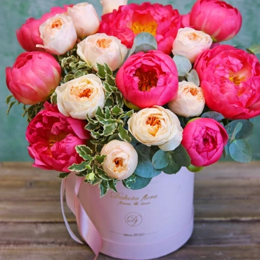 Пионы Корал Шарм и пионовидные розы