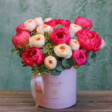 Пионы Корал Шарм и пионовидные розы