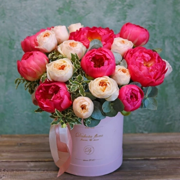 Пионы Корал Шарм и пионовидные розы