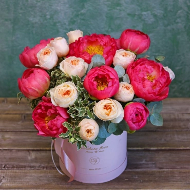 Пионы Корал Шарм и пионовидные розы