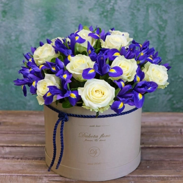 Ирисы и розы в коробке