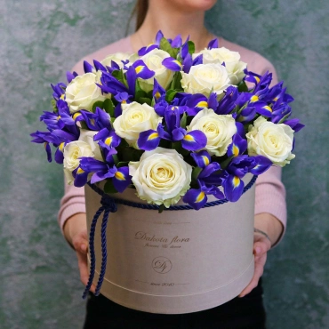 Ирисы и розы в коробке