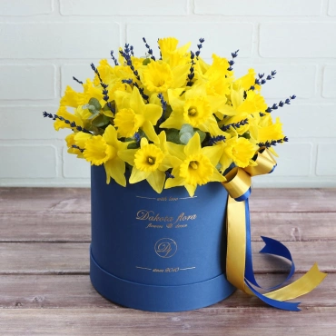 Нарциссы и лаванда