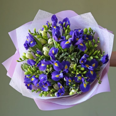 Букет ирисы и фрезия