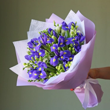 Букет ирисы и фрезия