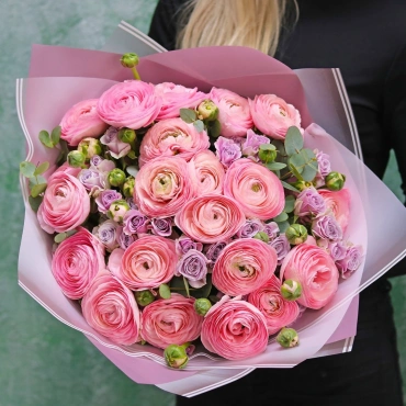 Букет с розовыми ранункулюсами и кустовой розой