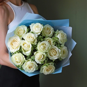 Букет из белых роз с зеленью