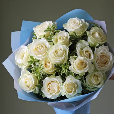 Букет из белых роз с зеленью