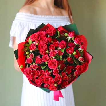 Красные кустовые розы букет