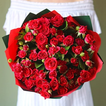 Красные кустовые розы букет