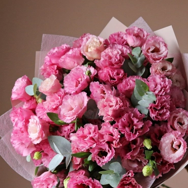 Букет из розовой эустомы с эвкалиптом