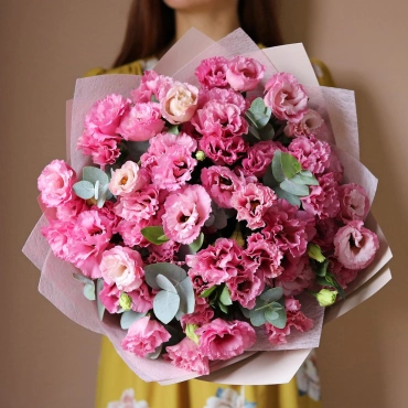 Букет из розовой эустомы с эвкалиптом