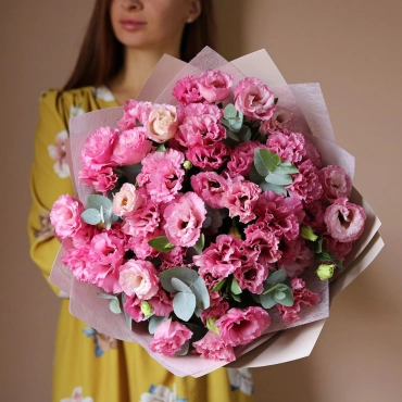 Букет из розовой эустомы с эвкалиптом