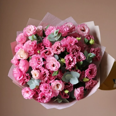 Букет из розовой эустомы с эвкалиптом