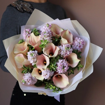 Букет из калл и маттиолы