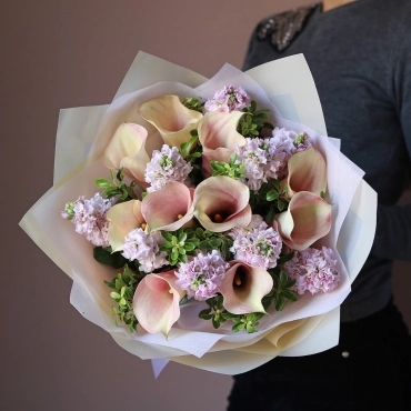 Букет из калл и маттиолы